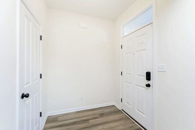 Building Photo - Beautiful 3 Bed 2.5 Bath in Central Greens...