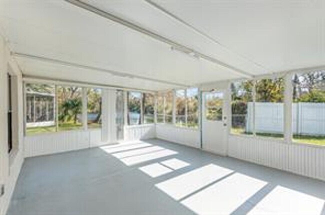 Building Photo - 3 Bedroom / 2 Bath Home Available Now in P...