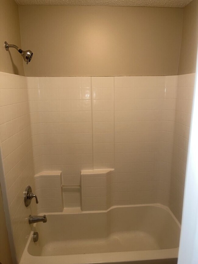 Building Photo - 186 Bristol Way