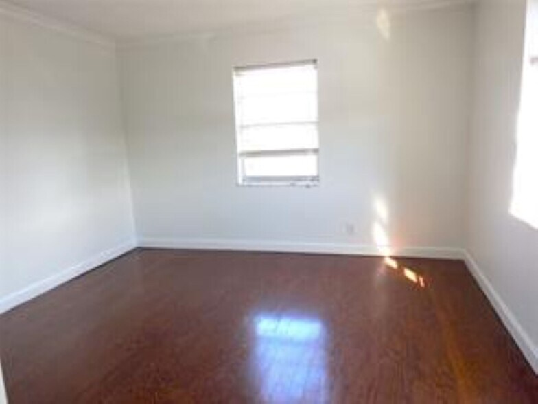 Building Photo - 900 NE 18th Ave