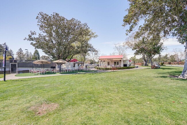 Building Photo - 760 Cottage Dr