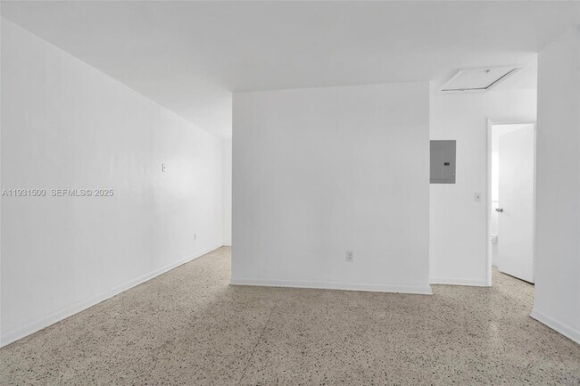 Building Photo - 644 SW 10th St