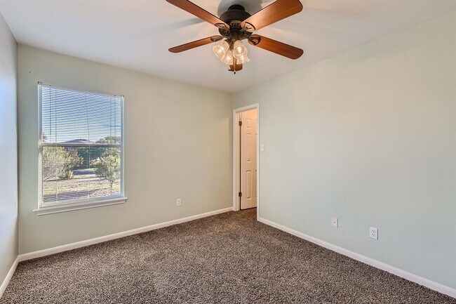 Building Photo - 105 Meadowlark Ln