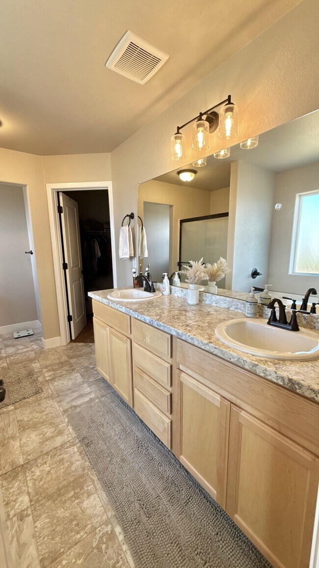 Building Photo - 409 Luminous Dr