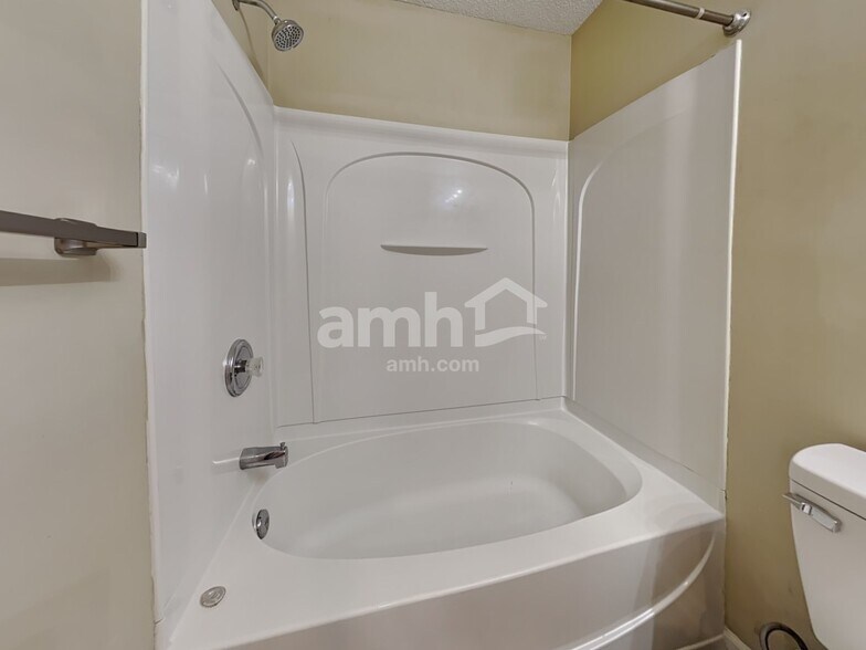 Building Photo - 5018 Thornton Dr