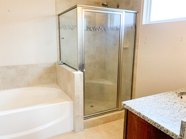 Building Photo - Oak Ridge Home - 3 Bed 2 Bath Home