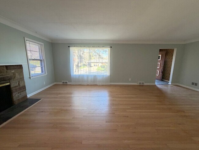 Building Photo - Charming Updated 3-Bedroom in the Heart of Alger Heights