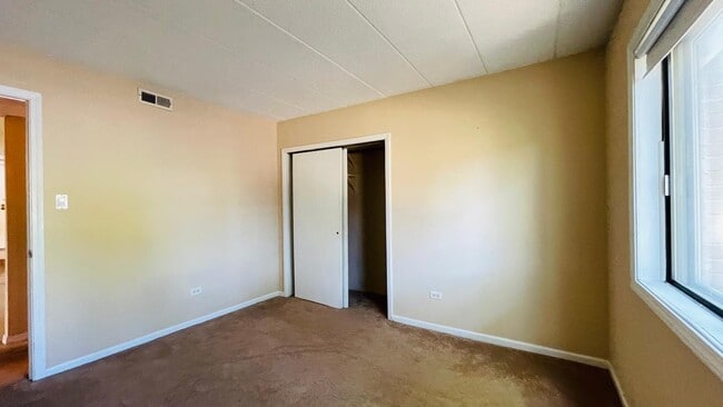 Building Photo - 6015 Lakeside Pl