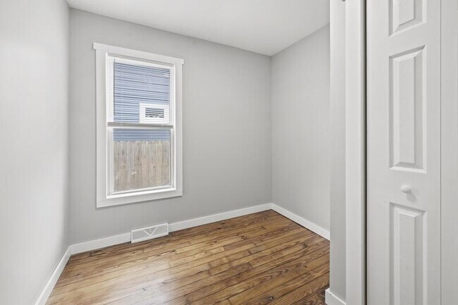 Building Photo - 346 E Bernhard Ave