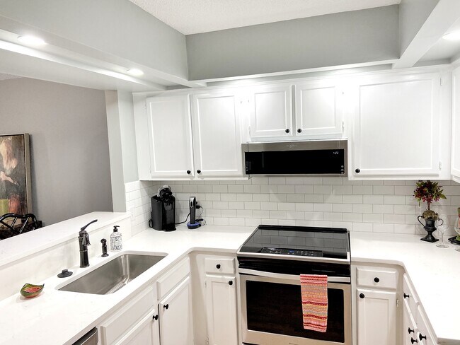 Building Photo - 1575 Ivy Trce