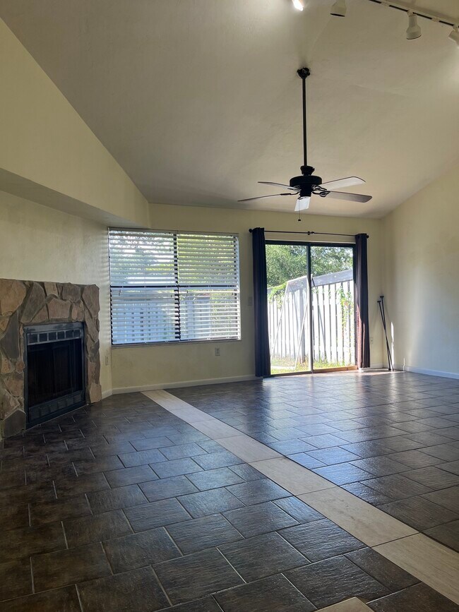Building Photo - 4407 SW 21st Ln