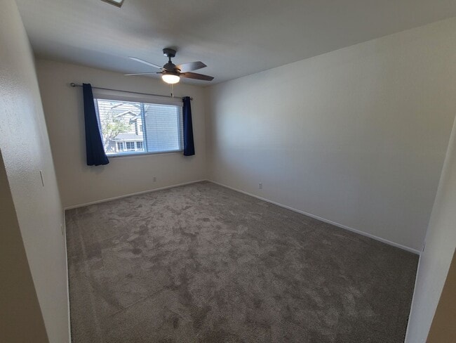 Building Photo - Spacious Two story 3 bed 2.5 baths + 2 car garage in great school district.