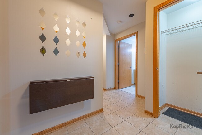 Building Photo - 519 S Maplewood Ave