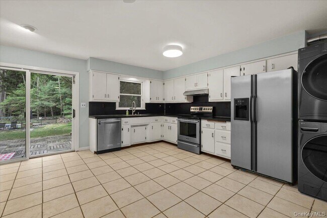 Building Photo - 520 Croton Falls Rd