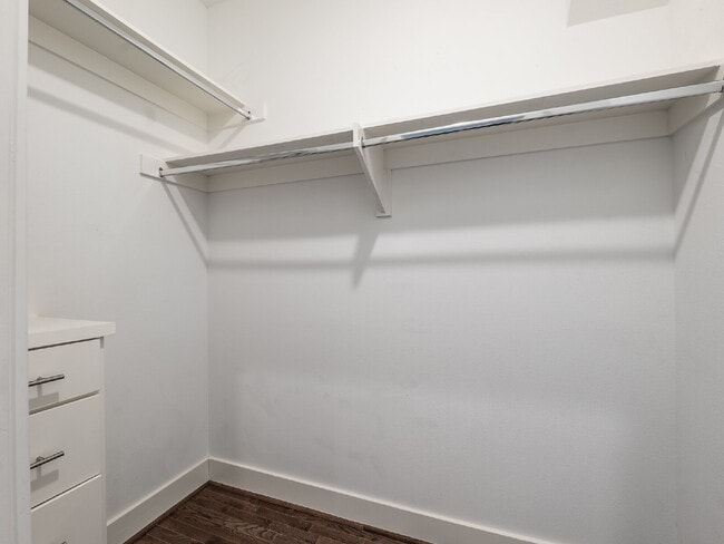 Building Photo - "Charming 4-Bed Houston Haven with Elegance on East 32nd Street!"