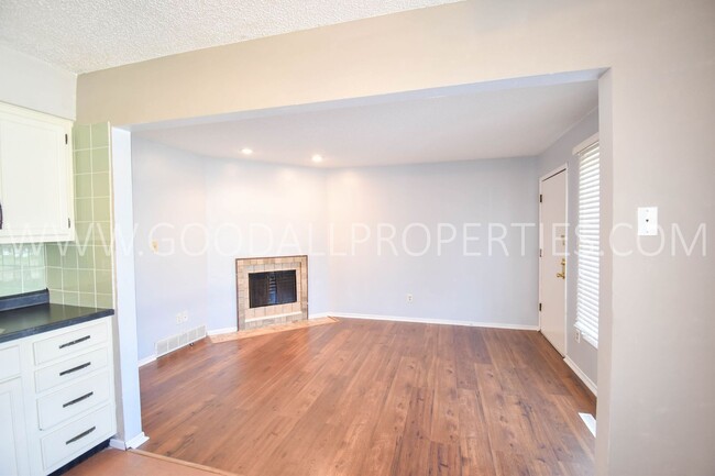 Building Photo - 2 Bedroom 1 bath duplex with unfinished ba...