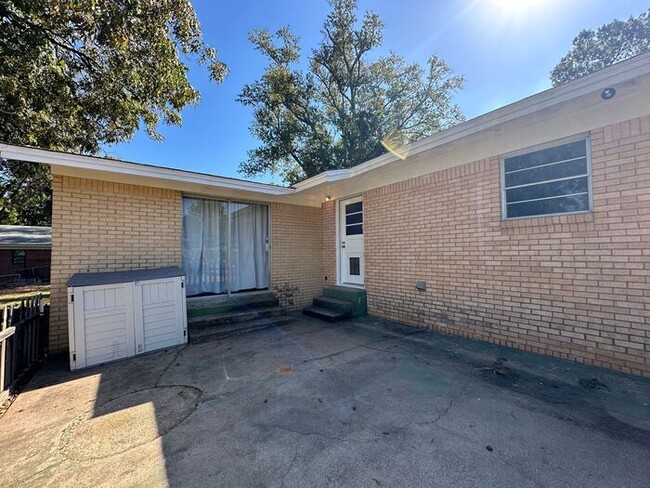 Building Photo - Beautiful 3 Bedroom- 1.5 bath Home Availab...