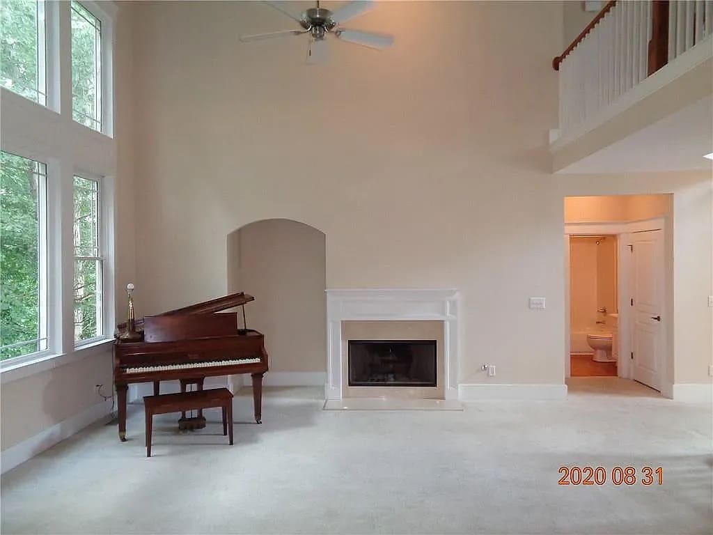 Building Photo - Room in House on Creekview Ridge Dr NE