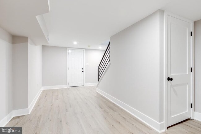 Building Photo - 369 E Hector St