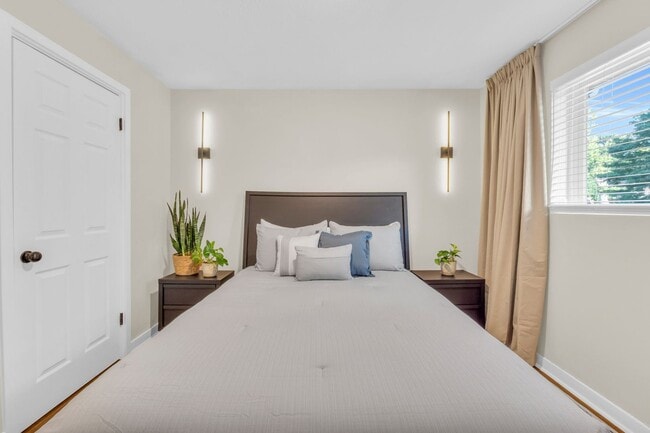 Building Photo - Fully Furnished Sunnyside Townhome | All-Inclusive | Flexible Stays