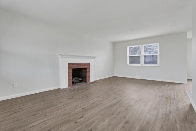 Building Photo - 3114 Kingswood Dr