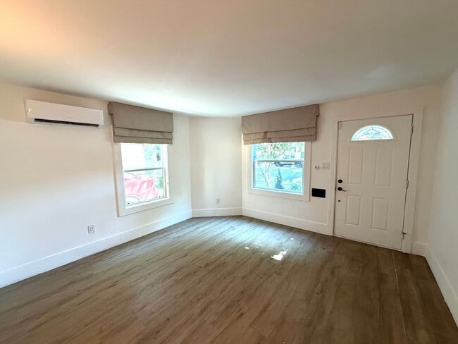 Building Photo - Tastefully remodeled Midtown Sacramento Apartment with Private Backyard Patio!