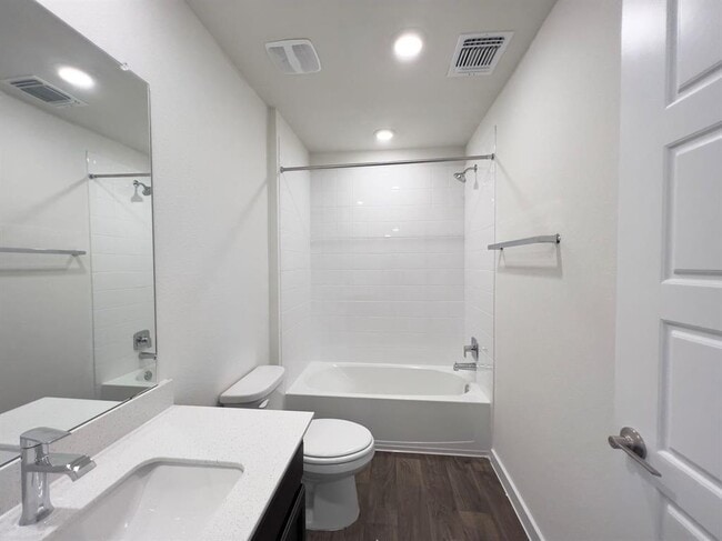 Building Photo - 2900 Egan Dr