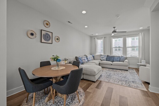 Building Photo - 644 W End Dr