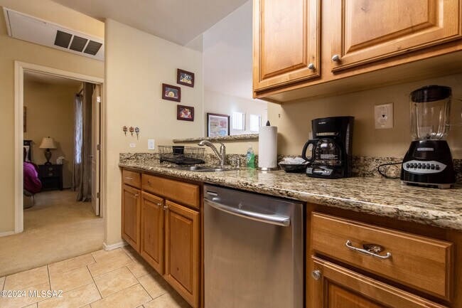 Building Photo - 2550 E River Rd