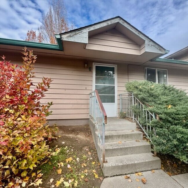 Building Photo - 522 W Summit Ave