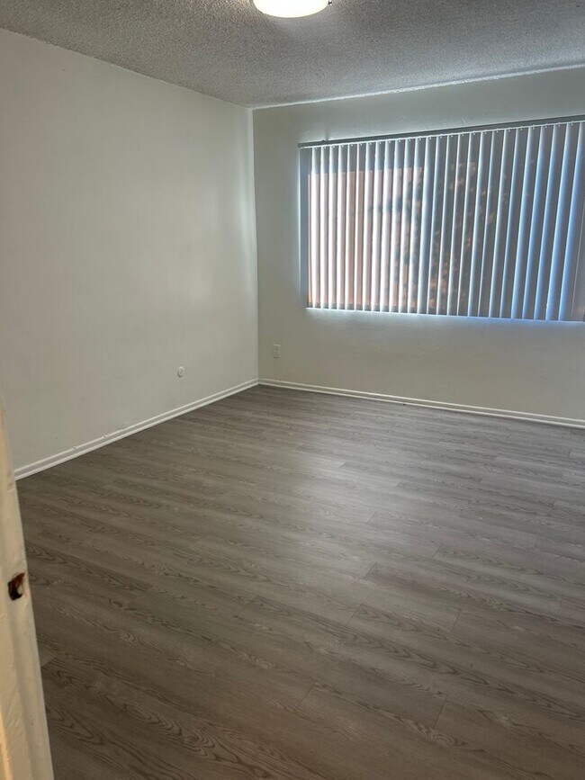 Building Photo - Bright 1 Bed / 1 Bath with Balcony & Pool – Central AC – Pet Friendly!