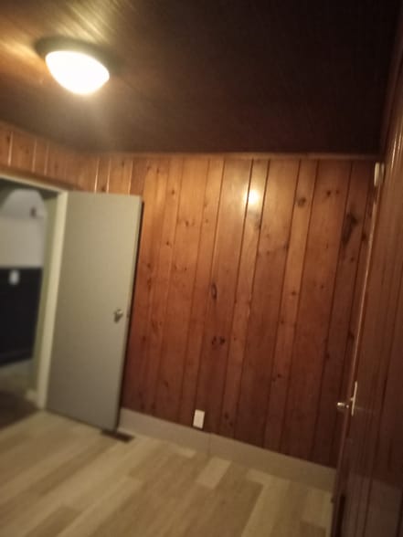 Building Photo - 385 Saxton St