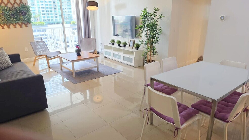 Building Photo - 1 SE 12th St