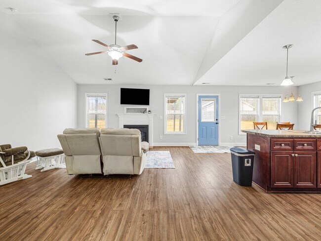 Building Photo - Beautiful Home Close to MCAS New River Air Station