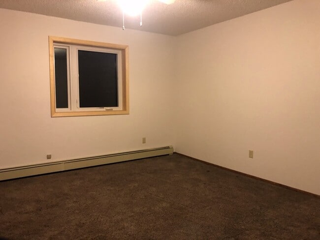 Building Photo - Large 3 Bed, 2 1/2 Bath, 2 Car Garage in North Pole!