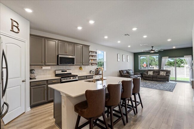 Building Photo - 1001 Dog Iron St