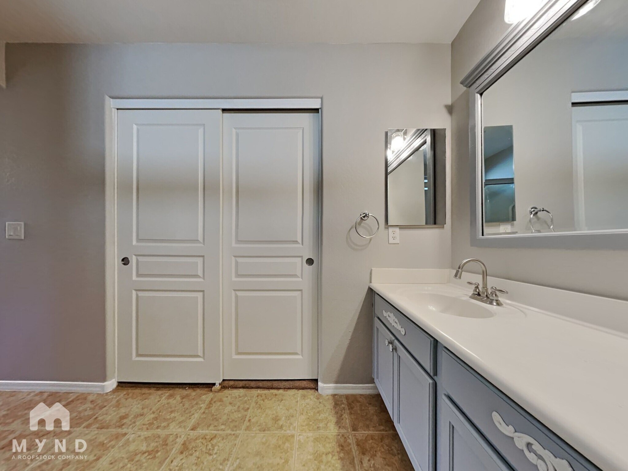 Building Photo - 1423 E Poncho Ln
