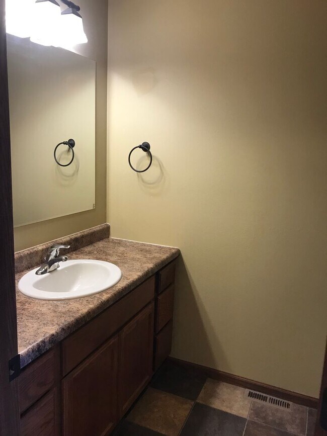 Building Photo - Beautiful West Side 3 Bed/2.5 Bath Townhome!