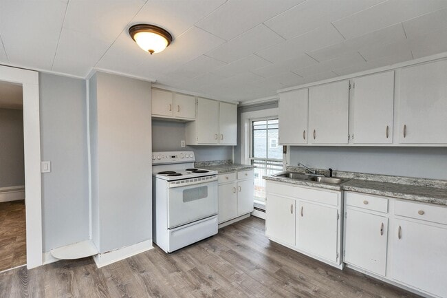 Building Photo - 27 School St