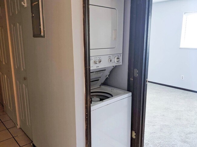 Building Photo - 1 Bedroom Condo (Available Immediately)