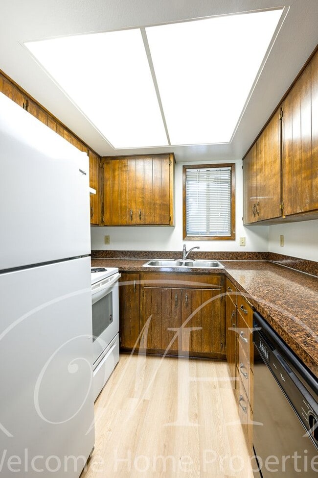 Building Photo - Great 2 Bedroom Condo with Storage and Out...