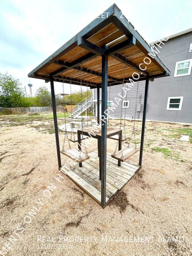 Building Photo - AVAILABLE NOW! FULLY FURNISHED 2 Bedroom /...