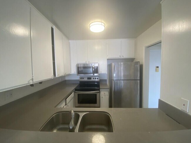 Building Photo - 300 S Gramercy Pl