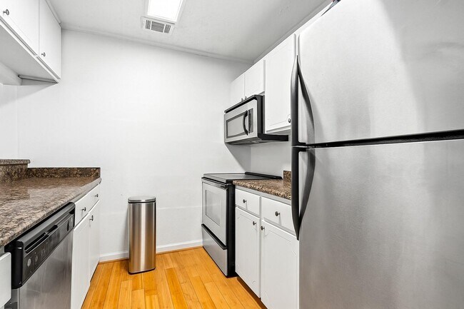 Building Photo - 449 N Donahue Dr