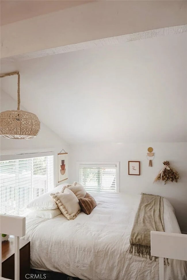 Building Photo - Coastal-Chic 1BR with In-Unit Laundry, Central A/C, and All Utilities Included — Steps to Hunting...