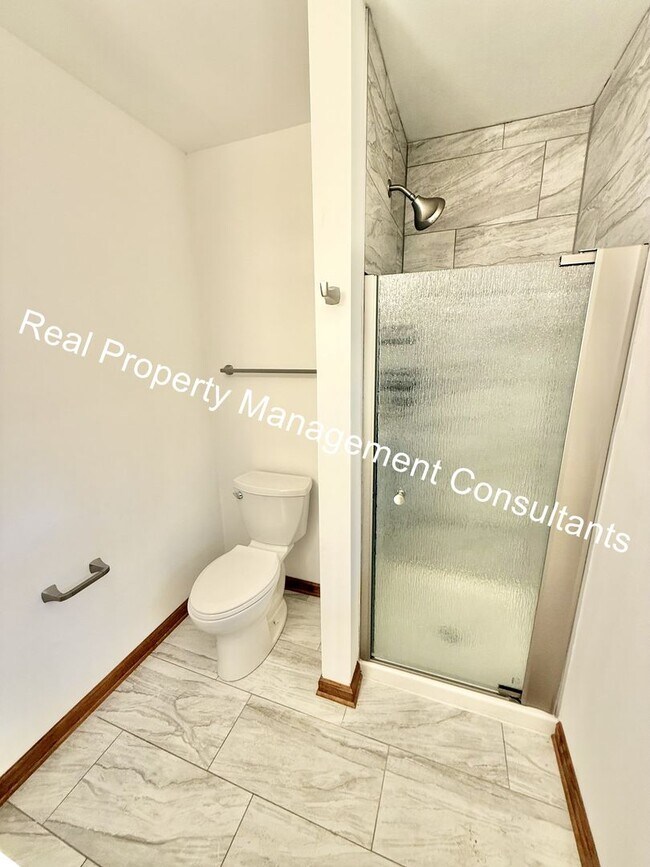 Building Photo - 4 bed | 2.5 bath Home In Shawnee Mission S...