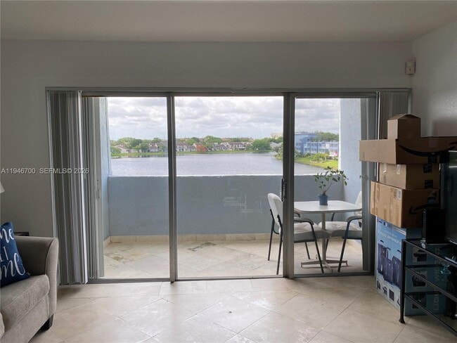 Building Photo - 9375 Fontainebleau Blvd