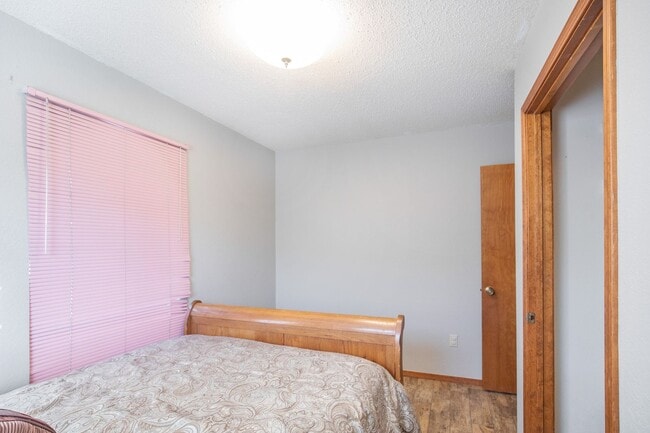 Building Photo - 3 Bedroom 2 Bathroom Home - Dogs Allowed & Large Backyard!