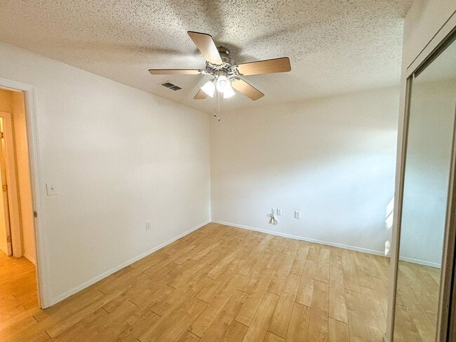 Building Photo - Windsor Park #515 - Pet Friendly!