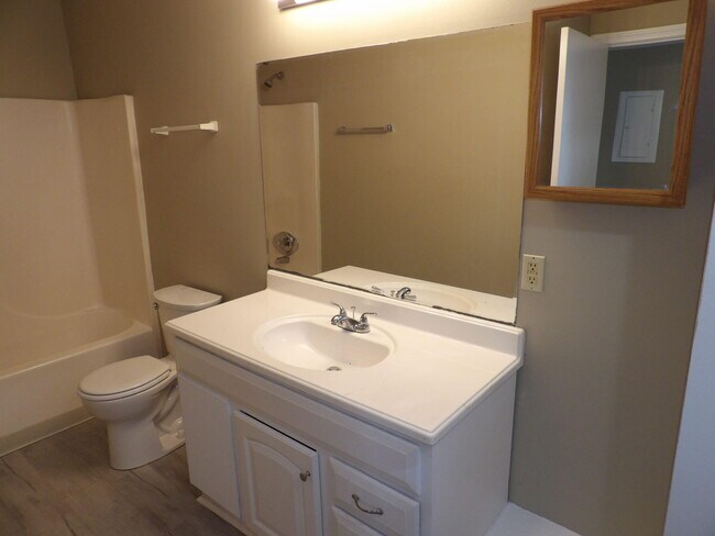 Building Photo - 140 Landings Dr